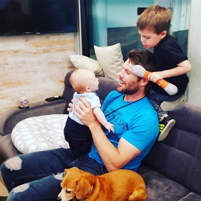 Mike Fisher with hildren
